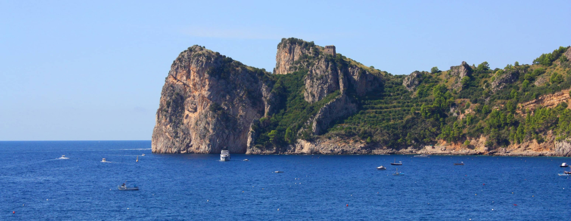 Nella suggestiva 
   cornice naturale della baia di Nerano