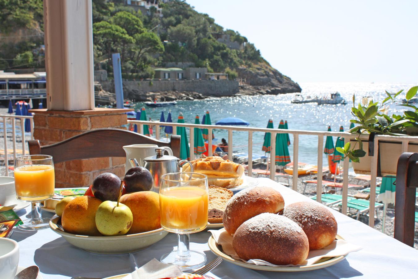 Colazione in riva al mare-1
